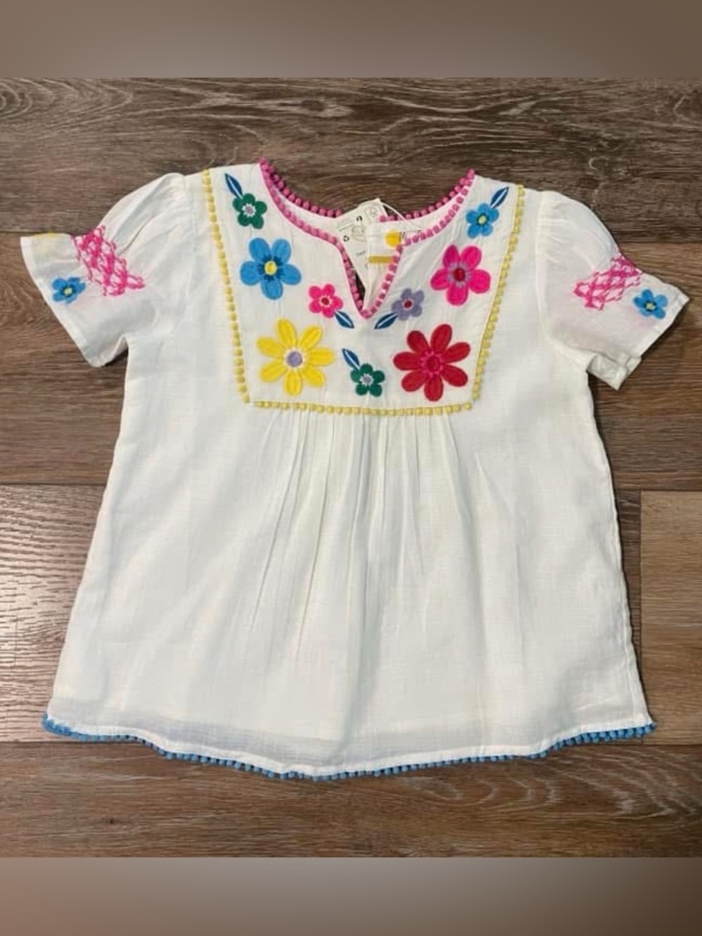 Mini Boden NWT size 4-5 White Floral Embroidered top